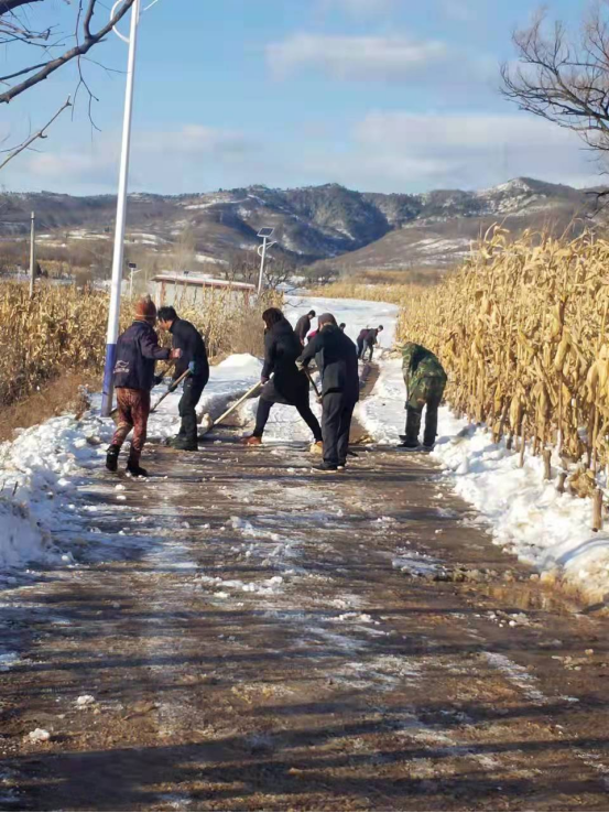 承德高新区上板城镇开展扫雪除冰大行动