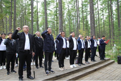 在这里,通过解说员的讲解,全体党员被塞罕坝机械林场老一辈建设者"