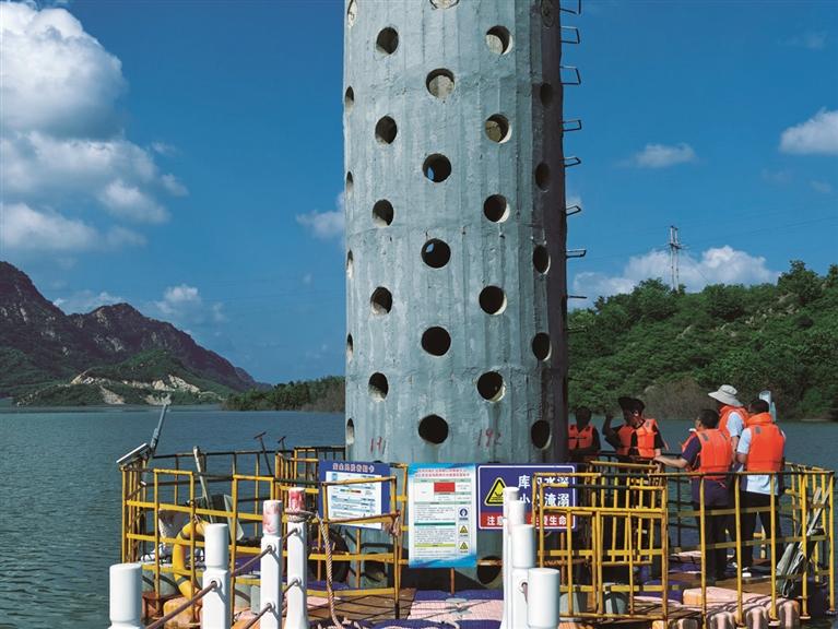 检查人员现场查看了尾矿库坝体情况和库区防洪排水系统情况,应急物资