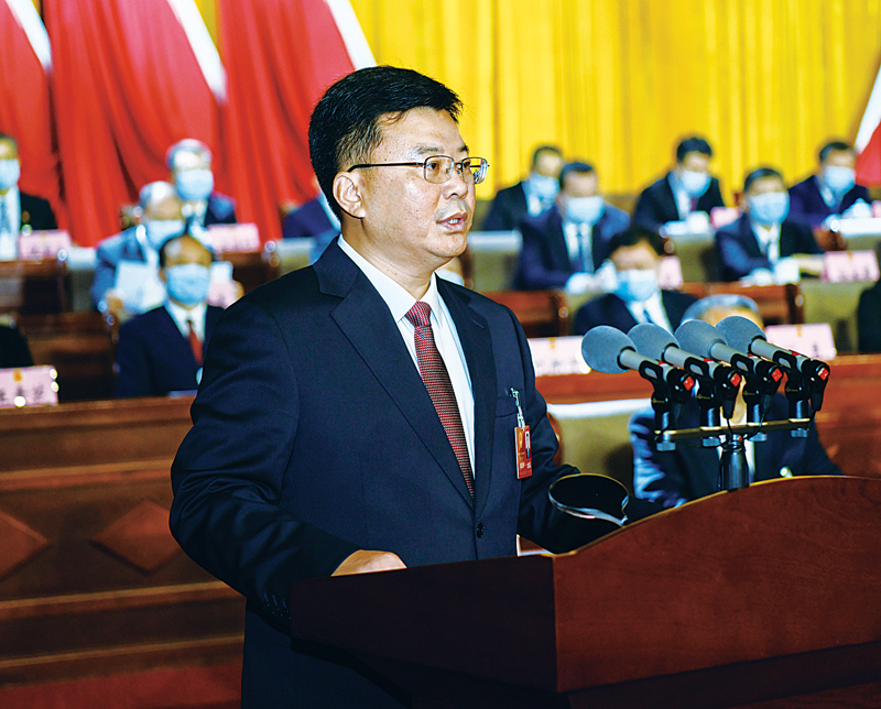 新当选的市人民政府市长柴宝良在大会上讲话.