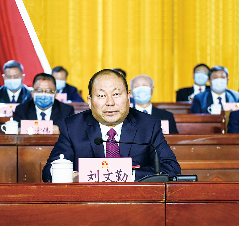 新当选的市人大常委会主任刘文勤主持会议.